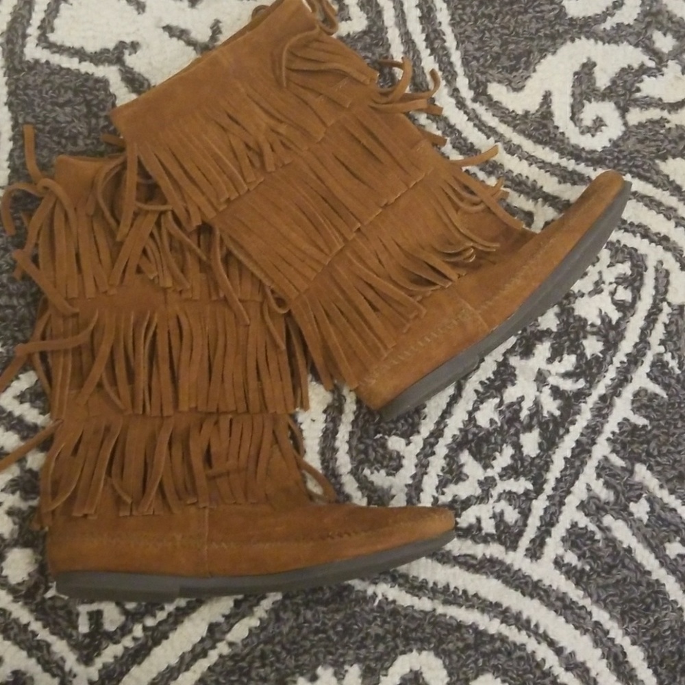 Minnetonka fringe brown boots
